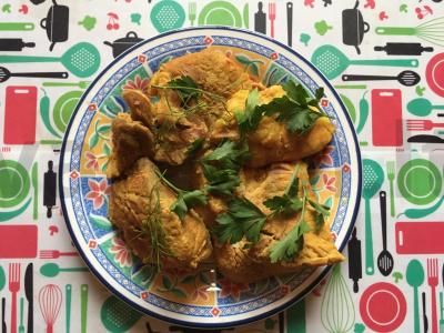 Kiauliena su krienais, bruknių padažu ir ciberžole pagrindine nuotrauka