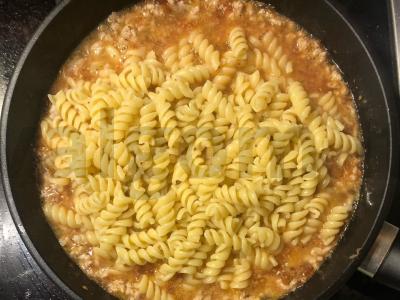 Makaronai su malta mėsa pomidorų padaže Žingsnis 4