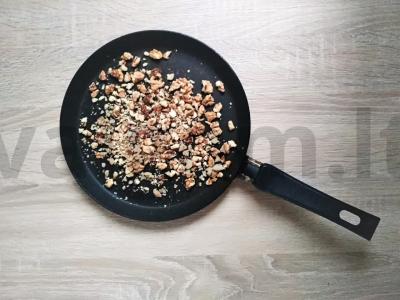 Erškėtuogių ir graikinių riešutų arbata Žingsnis 1