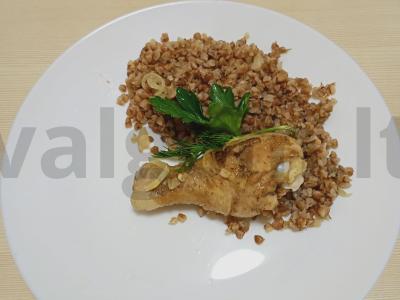 Grikiai su vištienos blauzdelėmis pagrindine nuotrauka