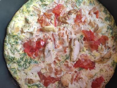 Omletas su vištiena ir daržovėmis sojų padaže pagrindine nuotrauka