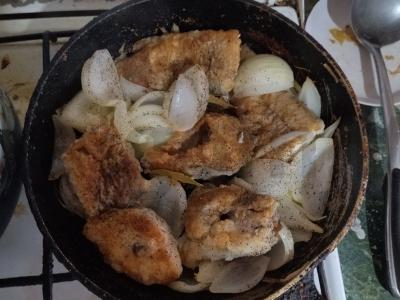 Kepta žuvis su svogūnais Žingsnis 4