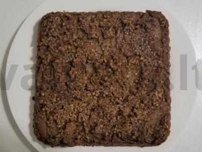 Veganiškas pyragas su karameliniais obuoliais ir riešutais pagrindine nuotrauka