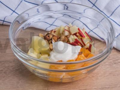 Salotos su mandarinais, ananasais ir obuoliais Žingsnis 2