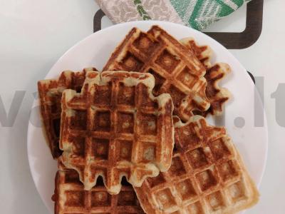 Bananų ir grietinėlės vafliai be cukraus pagrindine nuotrauka