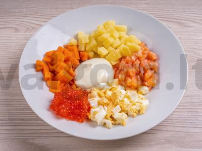 Karaliaus stiliaus salotos su raudona žuvimi ir morkomis Žingsnis 5