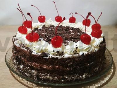 Išskirtinis juodojo miško pyragas su vyšniomis pagrindine nuotrauka