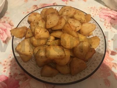 "Fast Food" kaimiško stiliaus bulvės. pagrindine nuotrauka