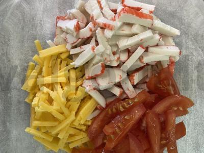 Salotos "Diplomat" su krabų lazdelėmis ir sūriu Žingsnis 1