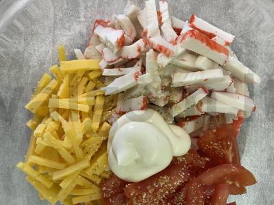 Salotos "Diplomat" su krabų lazdelėmis ir sūriu Žingsnis 2