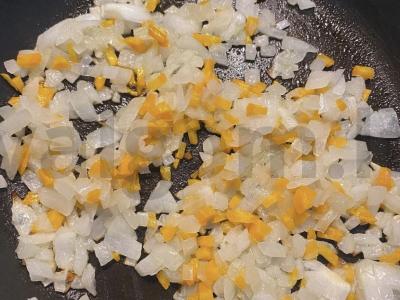 Lengva sūrio sriuba su žirneliais ir daržovėmis Žingsnis 1