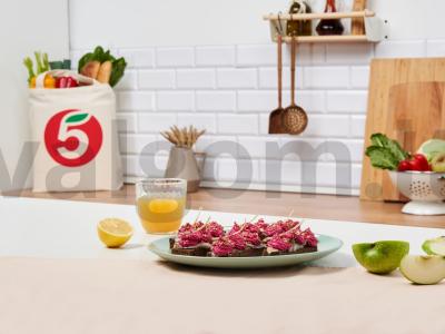 Silkė su burokėlių putėsiais pagrindine nuotrauka