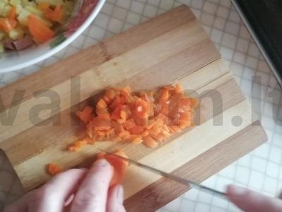 "Žiemos" salotos su dešra, bulvėmis ir žirneliais Žingsnis 1
