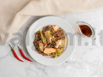 Soba su lašiša, žuvies padažu ir porais pagrindine nuotrauka