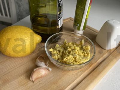 Cezario salotos su vištiena ir garstyčių-citrinų padažu Žingsnis 1