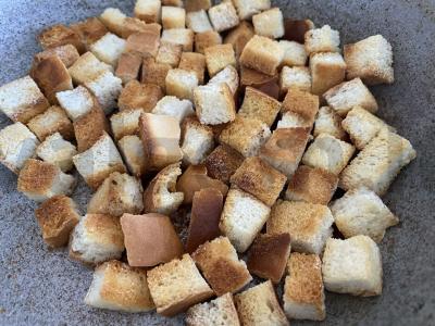 Cezario salotos su vištiena ir garstyčių-citrinų padažu Žingsnis 3