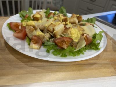 Cezario salotos su vištiena ir garstyčių-citrinų padažu pagrindine nuotrauka