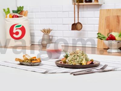 Salotos su salierais, riešutais ir grietine pagrindine nuotrauka