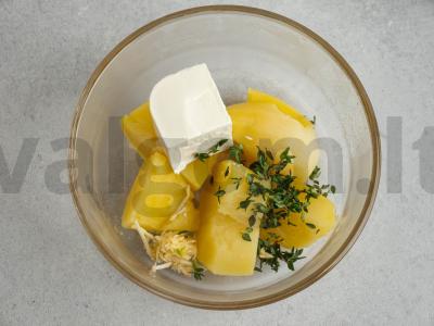 Bulvių košė su brinza, česnakais ir čiobreliais Žingsnis 3