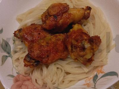 Aštrūs vištienos sparneliai padaže pagrindine nuotrauka