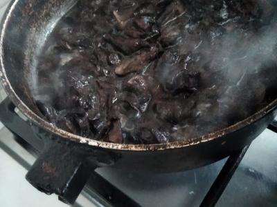 Grikiai su mėsa ir grybais krepšelyje Žingsnis 3