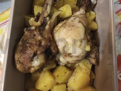 Vištienos šlaunelės mikrobangų krosnelėje pagrindine nuotrauka