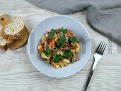 Kalakutienos ir bulvių troškinys pagrindine nuotrauka