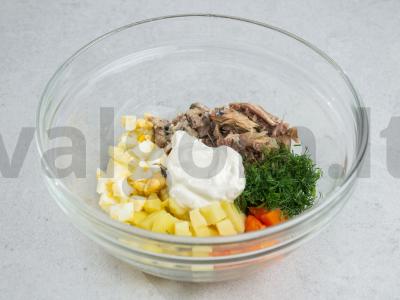 Žuvies salotos su bulvėmis, morkomis, kiaušiniais ir grietine Žingsnis 2