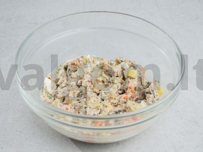 Žuvies salotos su bulvėmis, morkomis, kiaušiniais ir grietine Žingsnis 3