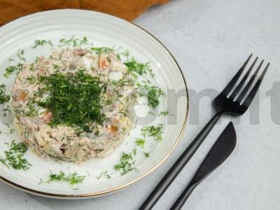 Žuvies salotos su bulvėmis, morkomis, kiaušiniais ir grietine pagrindine nuotrauka