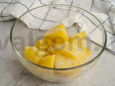 Bulvių košė su šprotais ir marinuotais agurkais Žingsnis 1