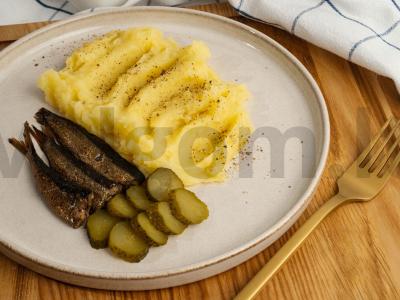 Bulvių košė su šprotais ir marinuotais agurkais pagrindine nuotrauka