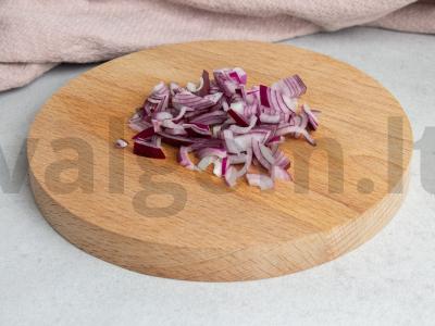 Žuvies salotos su ryžiais, žirneliais ir šviežiais agurkais Žingsnis 1