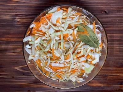 Rauginti kopūstai su morkomis pagrindine nuotrauka