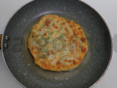 Uzbekų plokštainis, įdarytas kiaušiniais ir žolelėmis Žingsnis 4