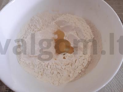 Švelnūs kefyro blyneliai su persimonais Žingsnis 2