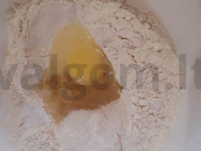 Švelnūs kefyro blyneliai su persimonais Žingsnis 3