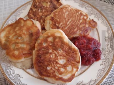 Švelnūs kefyro blyneliai su persimonais pagrindine nuotrauka