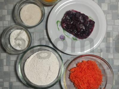 Blyneliai ant grietinės su tarkuota morka "Rumyanye" Žingsnis 1