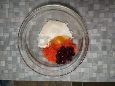 Blyneliai ant grietinės su tarkuota morka "Rumyanye" Žingsnis 2