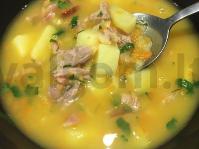 Žirnių sriuba su kalakutiena, virta rūkyta krūtinine ir daržovėmis pagrindine nuotrauka