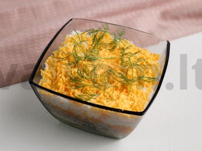 Salotos su žuvies konservais ir sūriu pagrindine nuotrauka