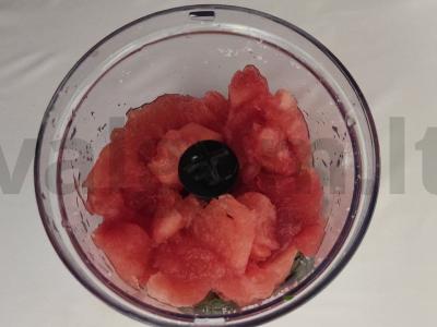 Pieno kokteilis su arbūzu ir mėtomis Žingsnis 1