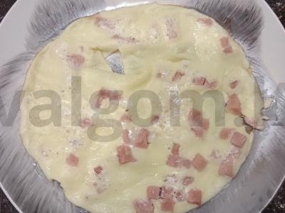 Omletas su virtu kumpiu pagrindine nuotrauka