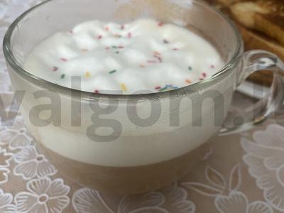 Labai kaloringa "Rainbow Mood" kava. pagrindine nuotrauka