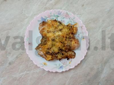 Kepti vištienos blauzdelės su grybais sojų padaže pagrindine nuotrauka