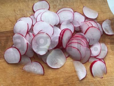 Ridikėlių, agurkų ir krapų salotos Žingsnis 1