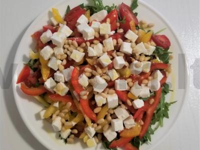 Lengvos salotos su rukola ir kedro riešutais pagrindine nuotrauka