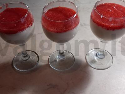 Mažai kalorijų turinti panna cotta su braškėmis pagrindine nuotrauka