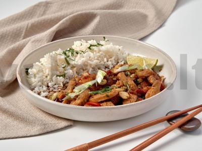 Kalakutiena sojų padaže su žemės riešutais pagrindine nuotrauka